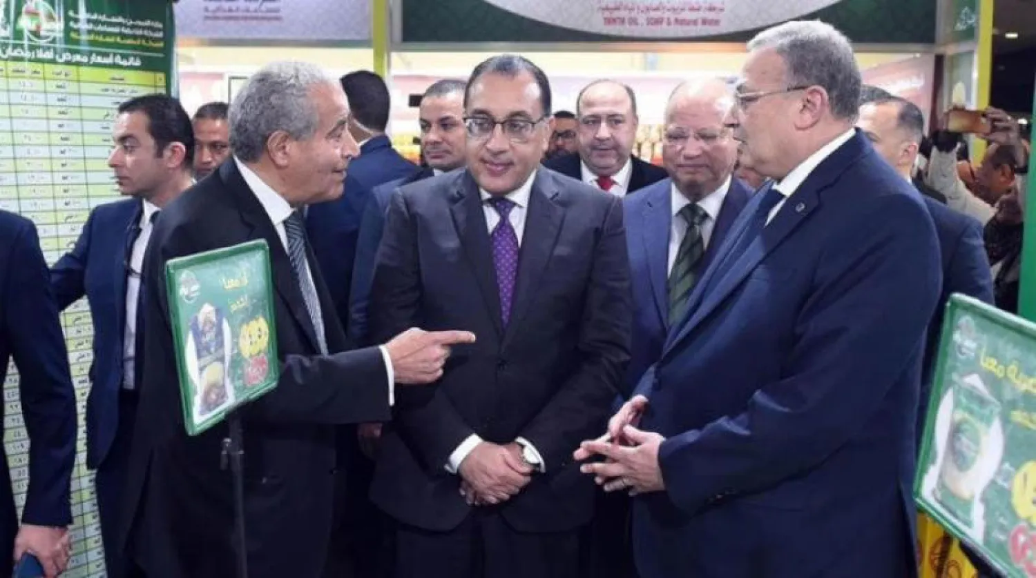 مصطفى مدبولي خلال افتتاح أحد منافذ السلع المخفضة (الحكومة المصرية)