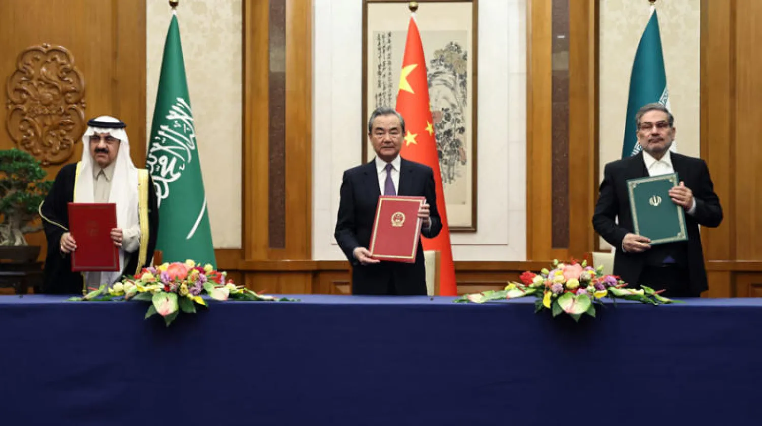 رئيس الوفد السعودي المفاوض الدكتور مساعد العيبان ومدير مكتب اللجنة المركزية للشؤون الخارجية للحزب الشيوعي الصيني وانغ يي وأمين المجلس الأعلى للأمن القومي الإيراني علي شمخاني بعد توقيع وثيقة الاتفاق في بكين أمس (رويترز)