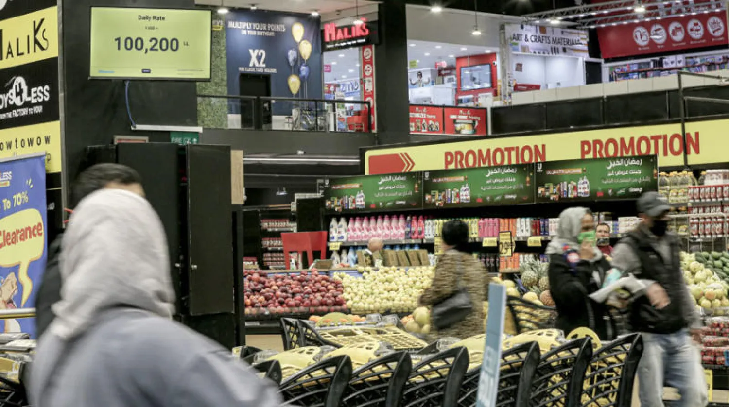 مؤشر سعر الدولار يشير إلى تجاوزه المائة ألف ليرة في أحد متاجر بيروت أمس (د.ب.أ)