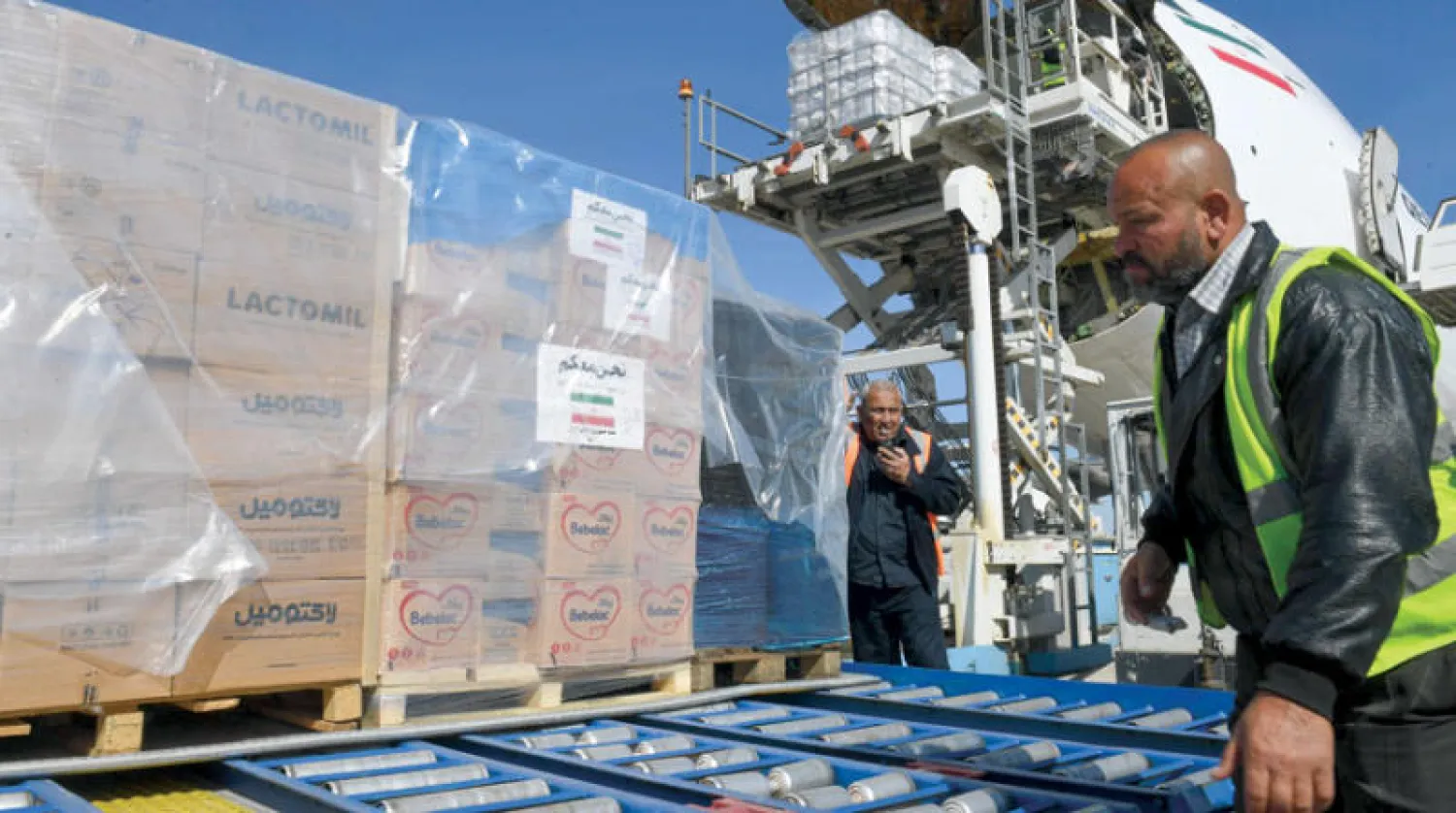 تفريغ طائرة مساعدات إنسانية في مطار حلب في 11 مارس الحالي (أ.ف.ب)