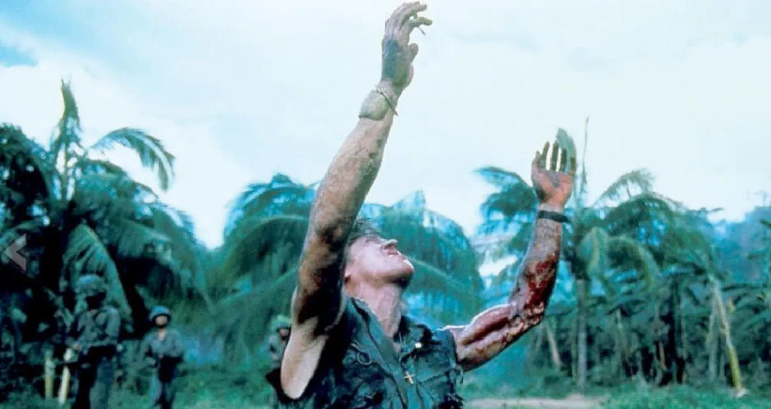 ويليام دافو في لقطة من فيلم «بلاتون» (همدال بيكتشرز)