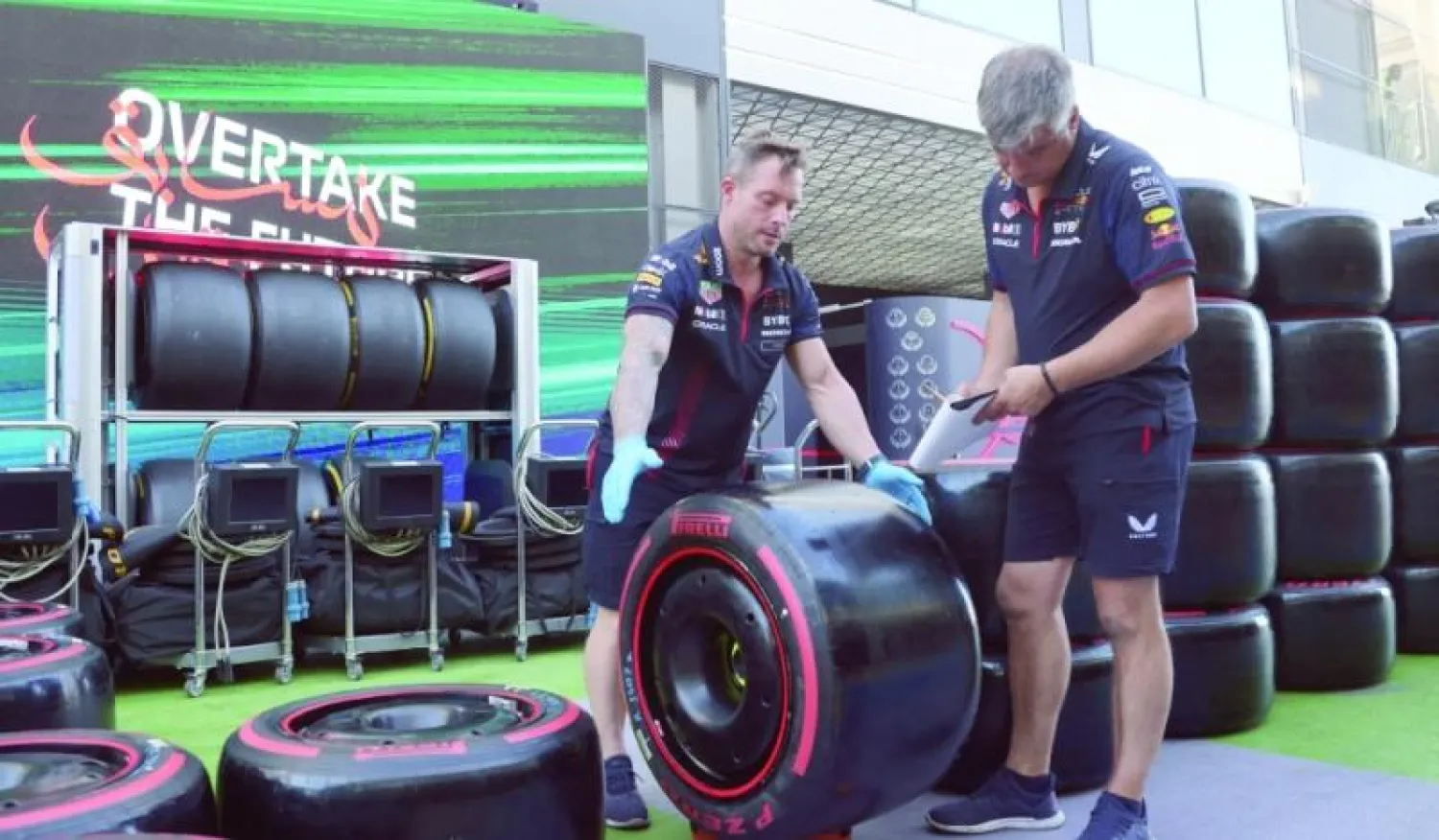 أعضاء فريق «ريد بول» خلال الاستعدادات قبل سباق جائزة السعودية الكبرى لـ«فورمولا 1» على حلبة جدة (رويترز)