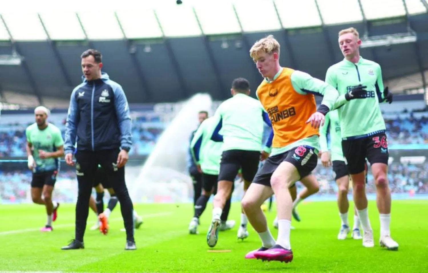 لاعبو نيوكاسل وطموح في العودة إلى المربع الذهبي من بوابة فورست (رويترز)