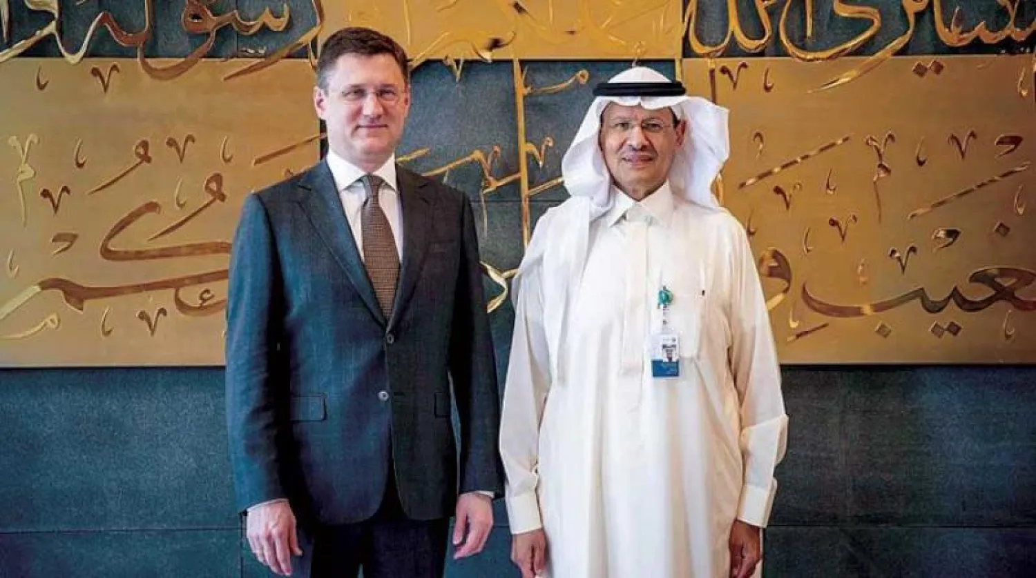 وزير الطاقة السعودي الأمير عبد العزيز بن سلمان ونائب رئيس الوزراء الروسي ألكسندر نوفاك خلال لقائهما أمس بمقر وزارة الطاقة بالرياض (واس)