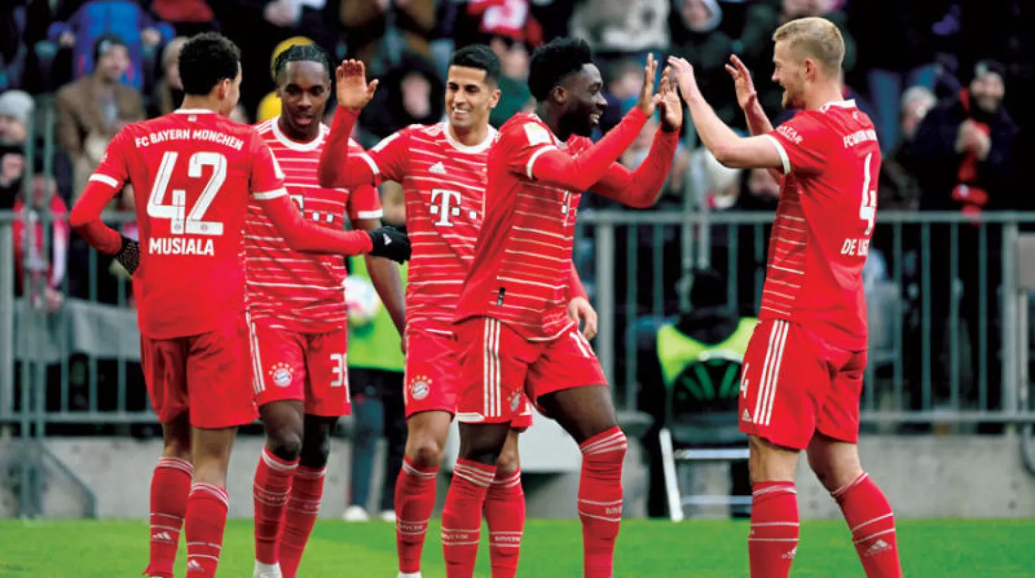 فرحة بايرن بالفوز على أوغسبورغ في الدوري المحلي بعد تخطي سان جيرمان في دوري الأبطال (رويترز)