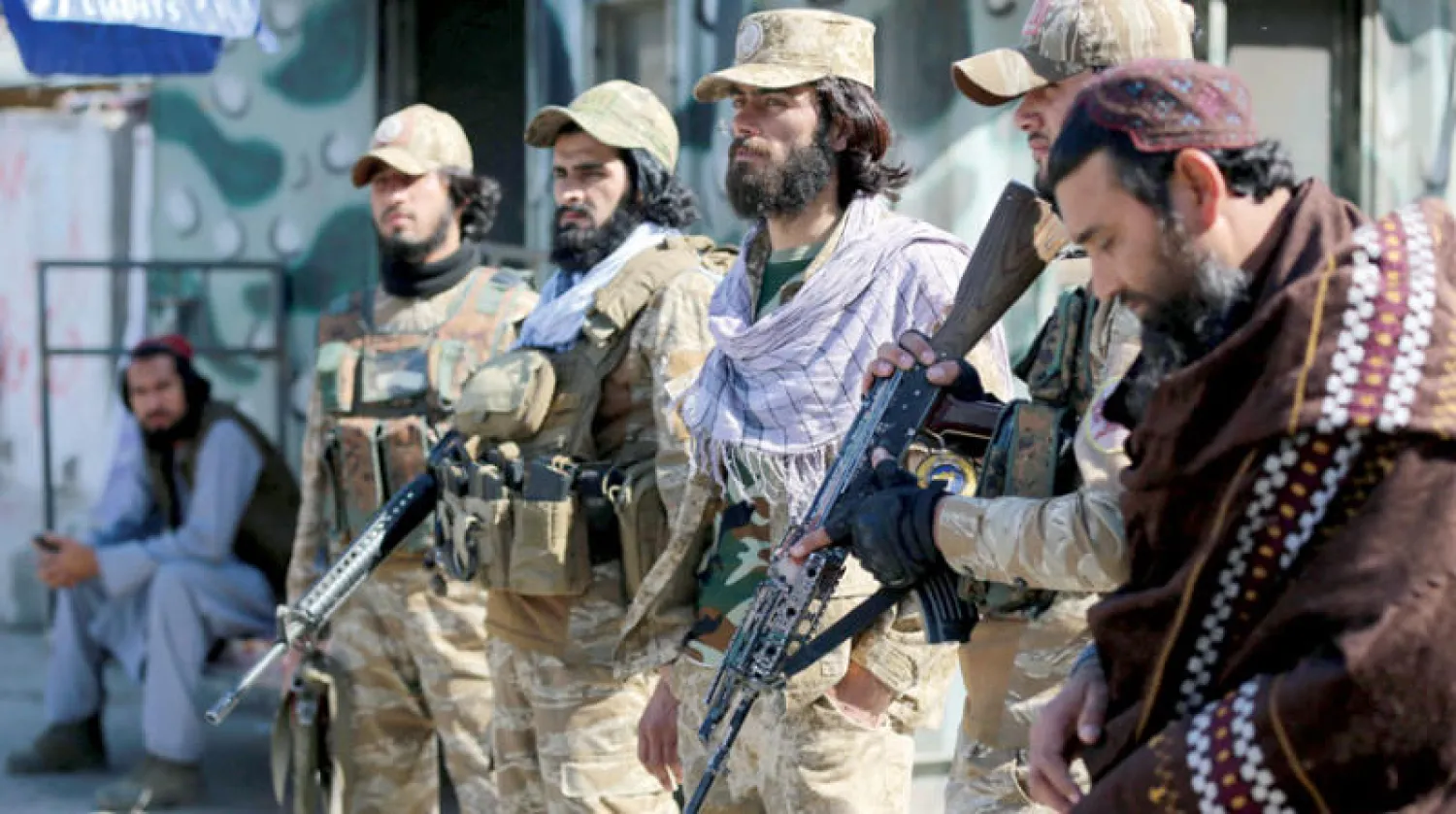 عناصر من «طالبان» يقفون على طول طريق بعد إطلاق نار بين القوات الحدودية الأفغانية والباكستانية بالقرب من معبر تورخام الحدودي بين أفغانستان وباكستان بمقاطعة ننكرهار في 20 فبراير 2023 (أ.ف.ب)