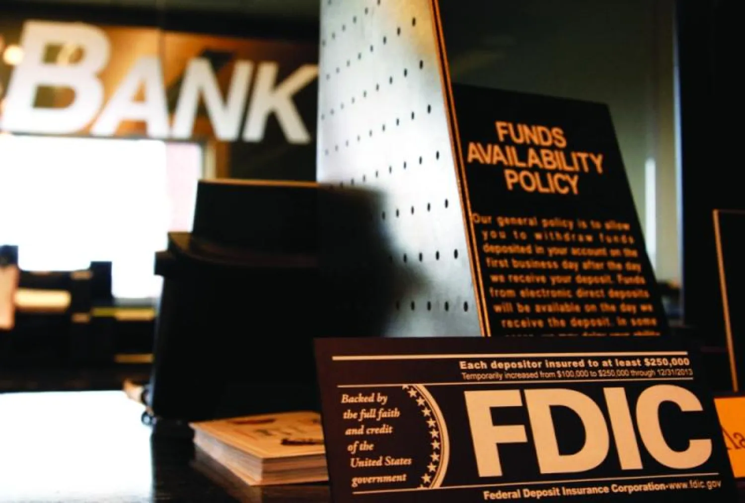 شعار مؤسسة التأمين على الودائع الفيدرالية (FDIC) على مكتب بأحد البنوك الأميركية (رويترز)