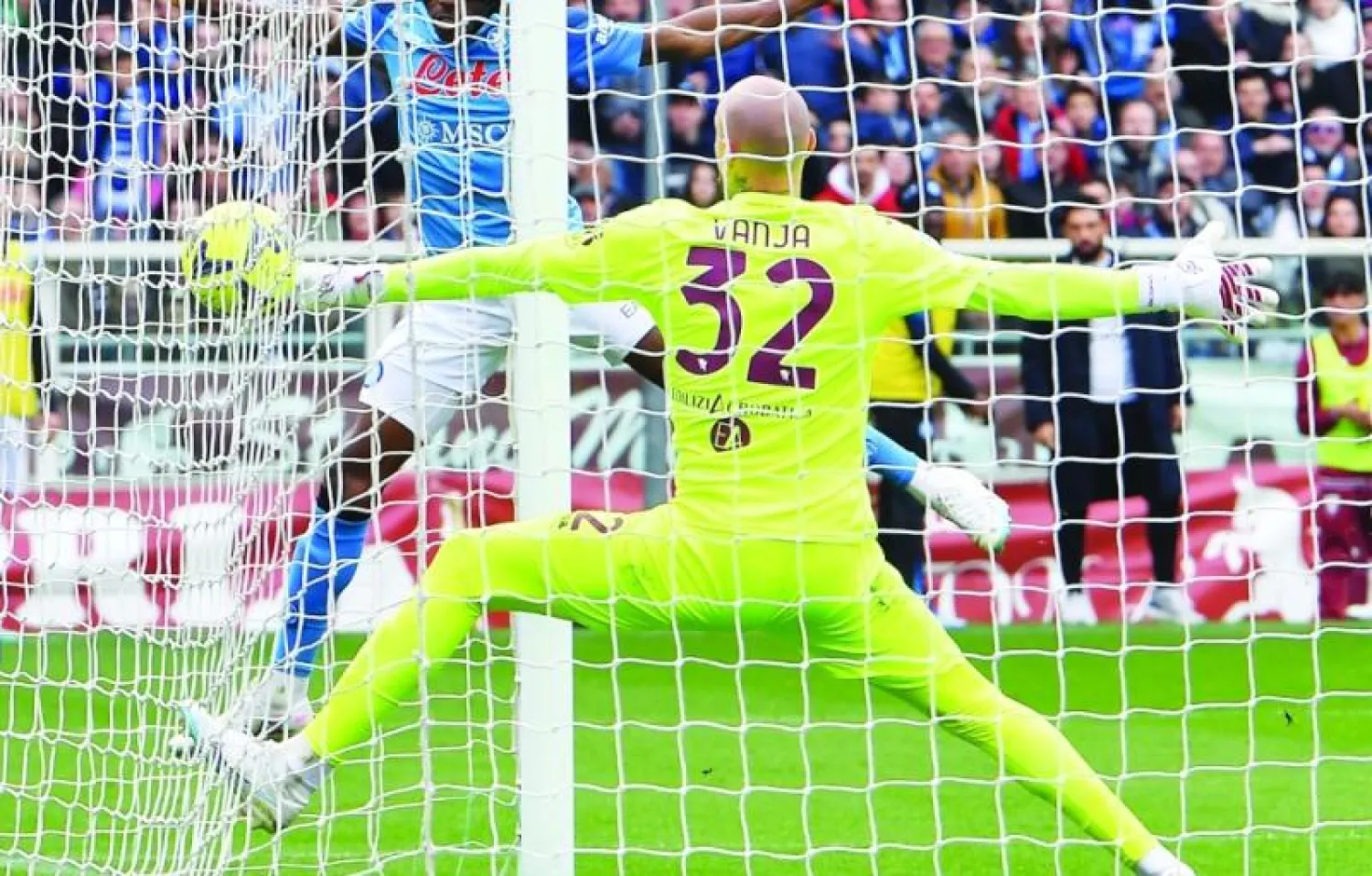 أوسيمهن يسجل هدفه الثاني والثالث من رباعية نابولي برأسية في مرمى تورينو (إ.ب.أ)