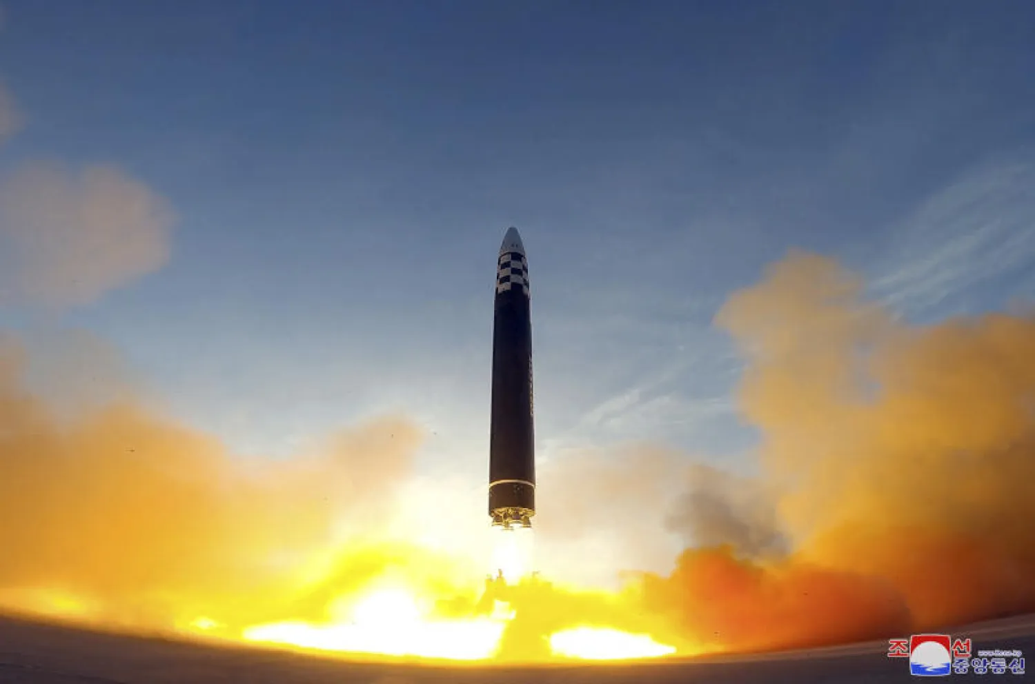 إطلاق صاروخ «Hwasong-17» الباليستي العابر للقارات (ICBM) في مطار بيونغ يانغ الدولي (أ.ف.ب)