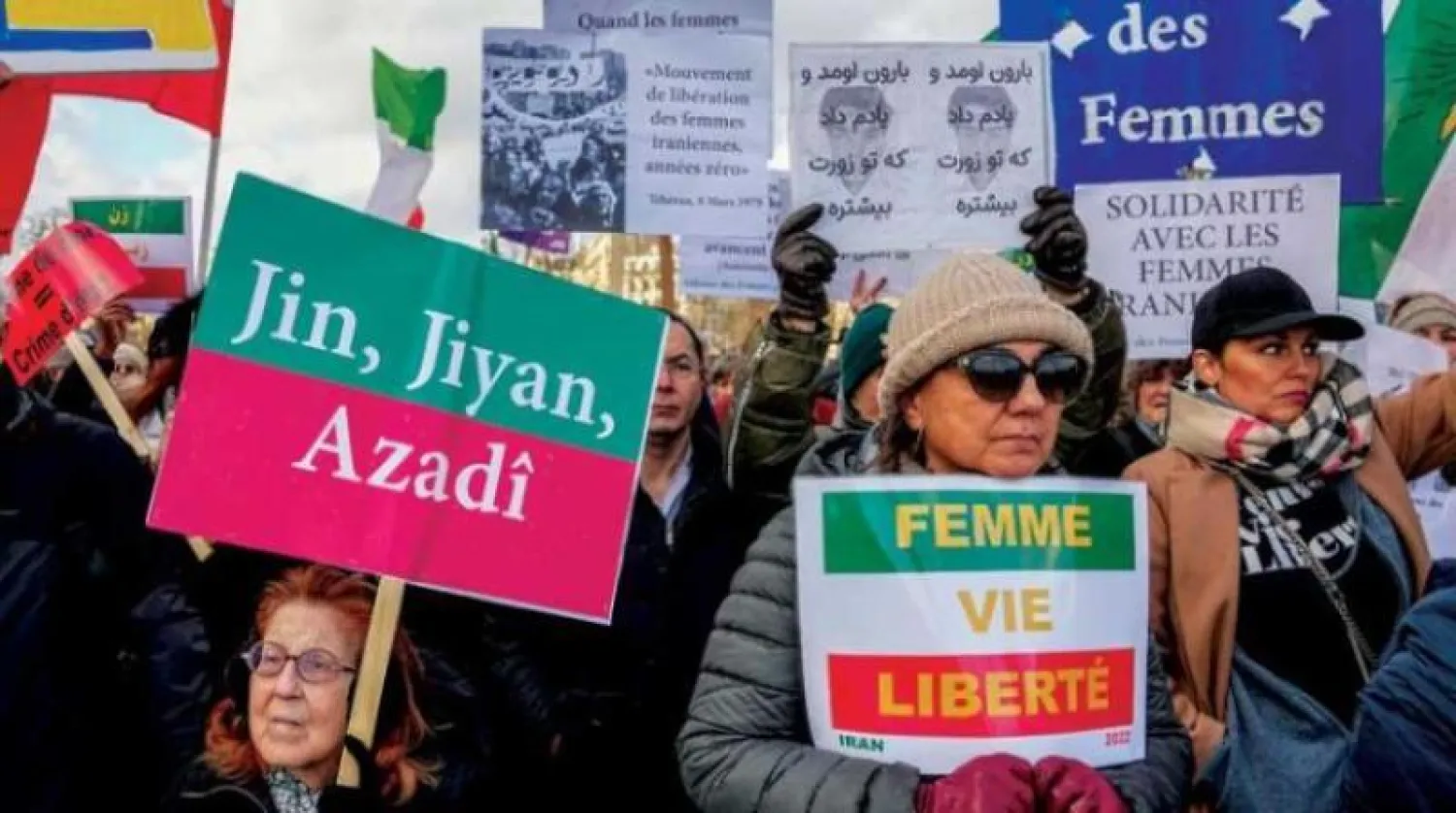 إيرانيات يرفعن لافتات كُتب عليها «امرأة – حياة - حرية» خلال مظاهرة في باريس يناير الماضي (أ.ب)