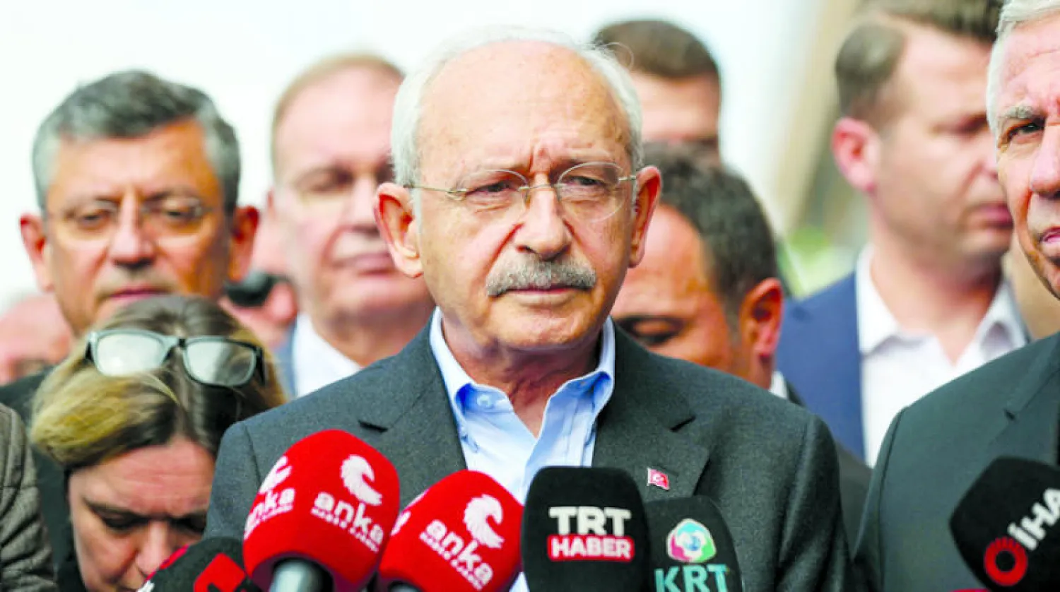 مرشح «طاولة الستة» لأحزاب المعارضة كمال كليتشدار أوغلو يتحدث بعد تفقده مناطق متضررة من الزلزال في 10 مارس الحالي (أ.ف.ب)