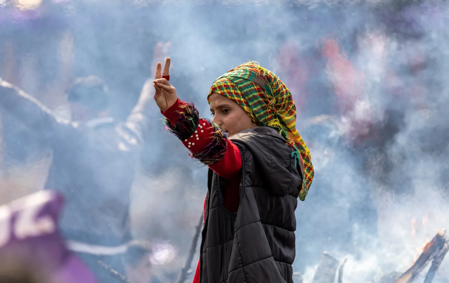 فتاة تشير بعلامة النصر في ديار بكر في تركيا (رويترز)