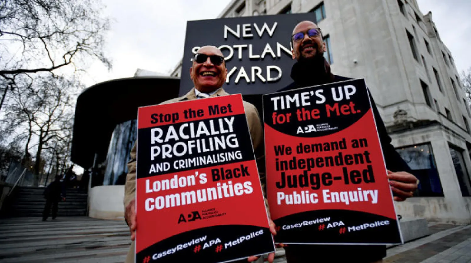 محتجان يطالبان بمحاسبة الشرطة خارج مبنى «نيو سكوتلاند يارد» أمس (إ.ب.أ)