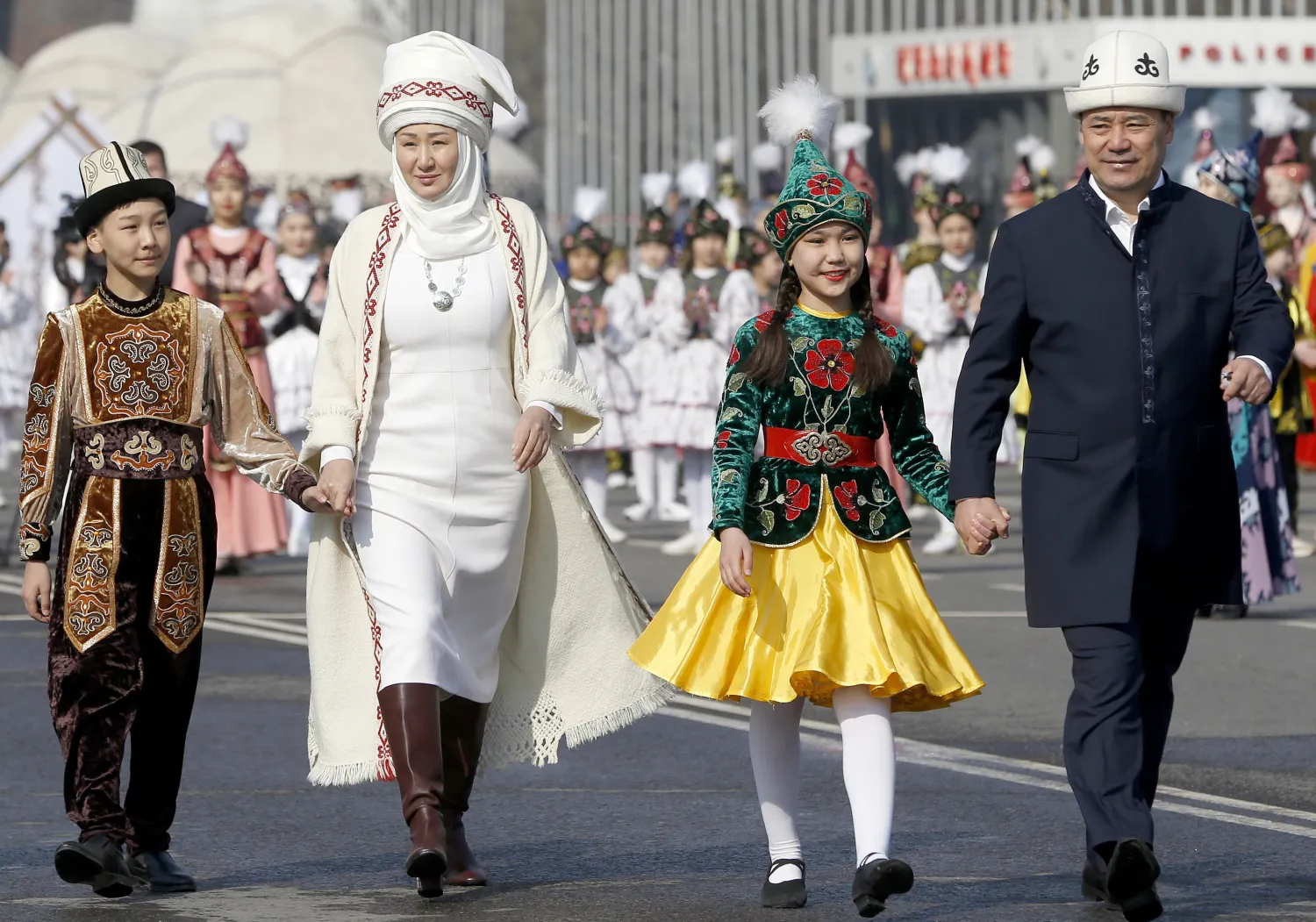 رئيس قيرغيزستان صادر جاباروف وعائلته يحضران الاحتفالات في ساحة علاء تو في بيشكيك (إ.ب.أ)