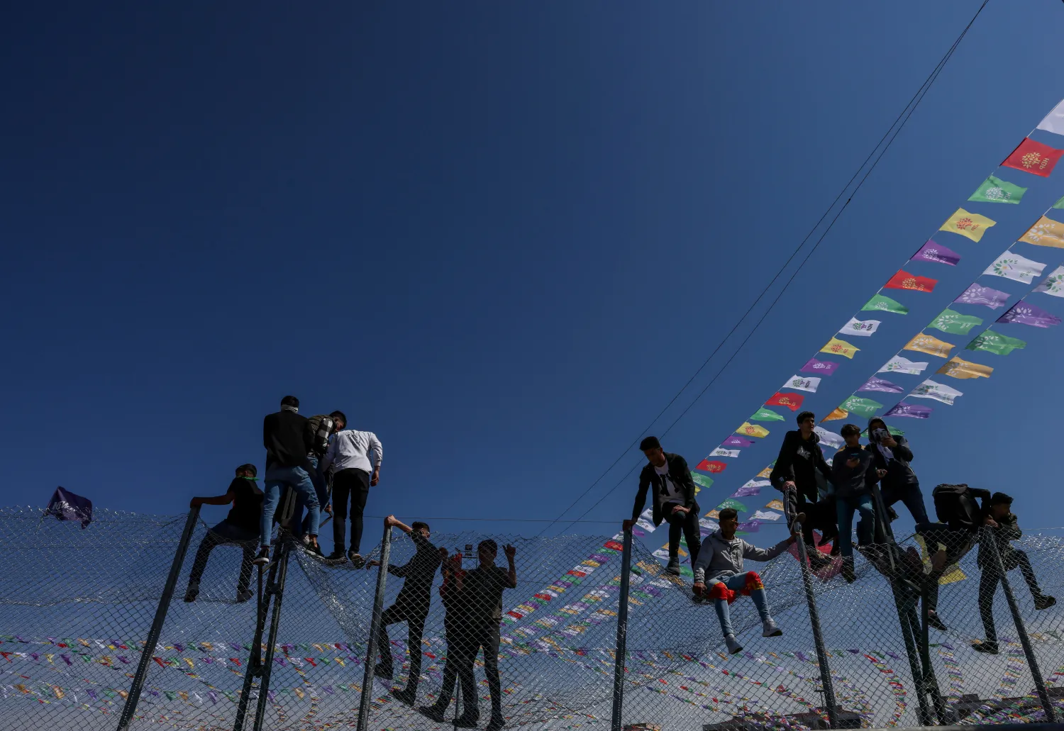 شباب أكراد خلال تجمع حاشد في ديار بكر في تركيا (إ.ب.أ)