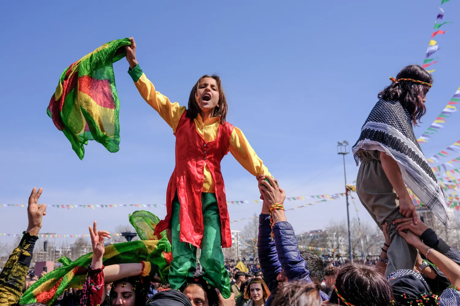 فتاة كردية خلال تجمع حاشد في ديار بكر في تركيا (إ.ب.أ)