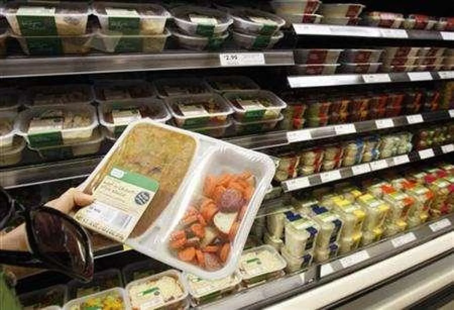 تستخدم مواد بولي فلورو ألكيل في تغليف المواد الغذائية (رويترز)