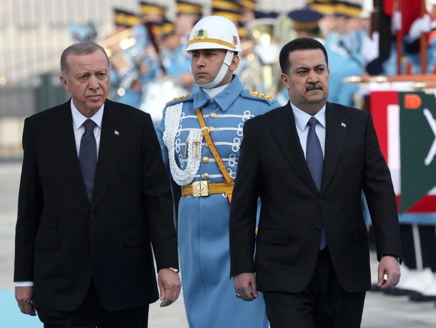 إردوغان والسوداني يستعرضان حرس الشرف في المجمع الرئاسي بأنقرة (أ.ف.ب)