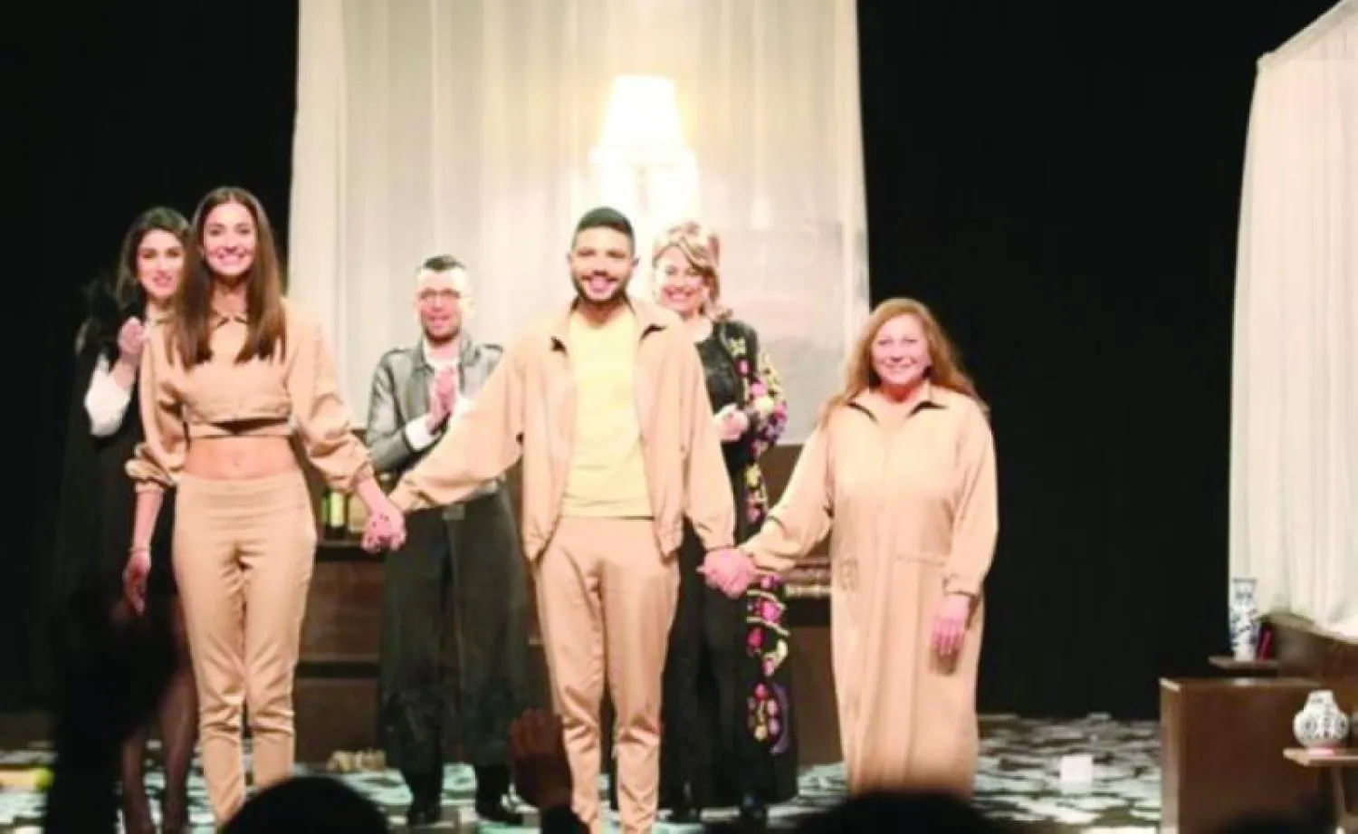 أبطال مسرحية «بضاعة ناعمة» (الشرق الأوسط)