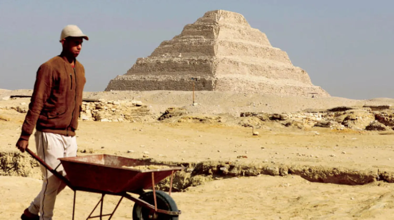 عامل في منطقة الجيزة التي تشهد مشروعات مدعومة من البنك الدولي (رويترز)