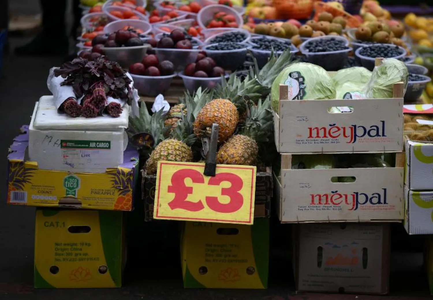 فواكه وخضروات في أحد متاجر لندن (أ.ف.ب)