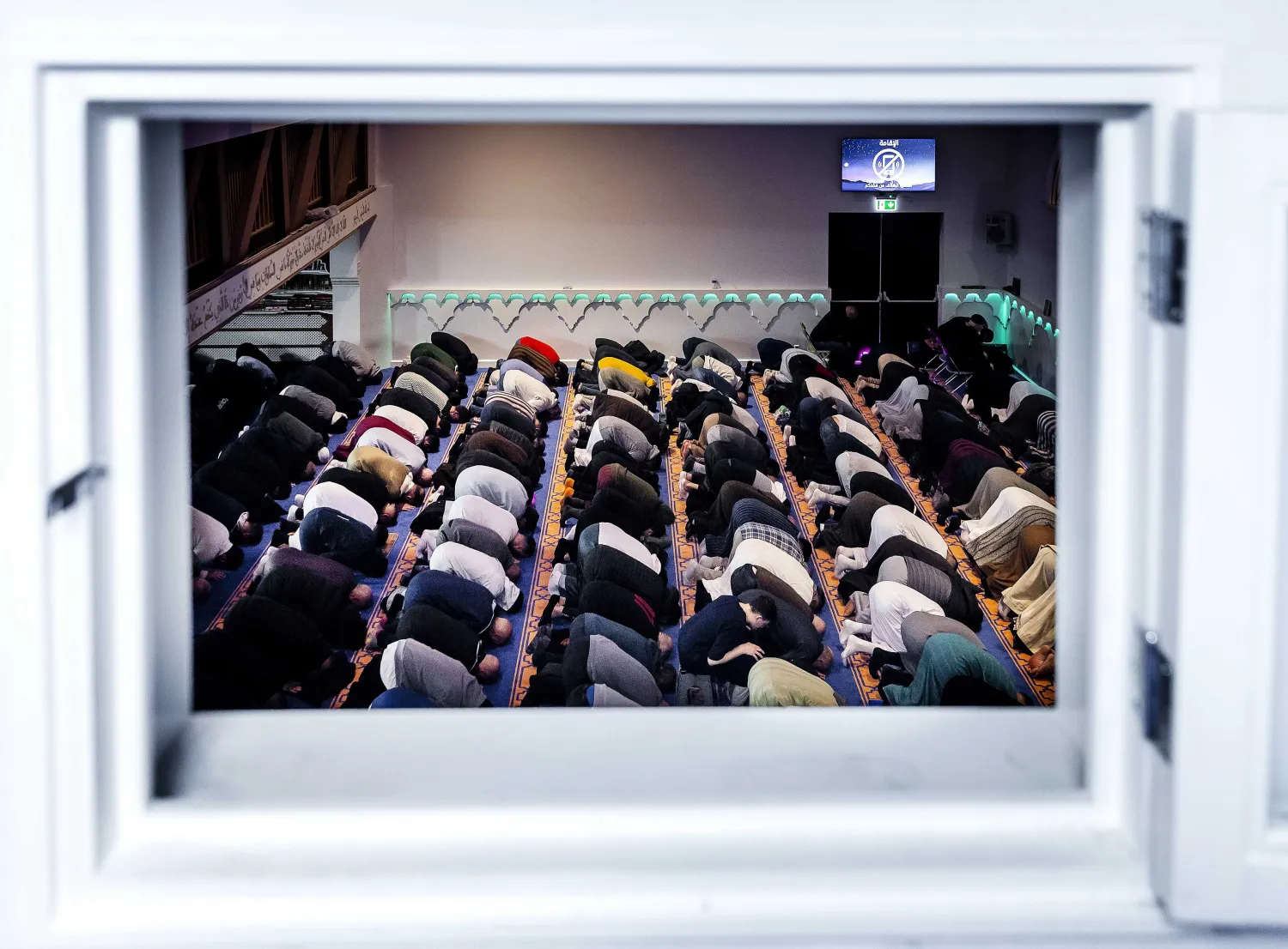 مصلون في المسجد الأزرق أثناء صلاة التراويح في بداية شهر رمضان في أمستردام بهولندا (إ.ب.أ)