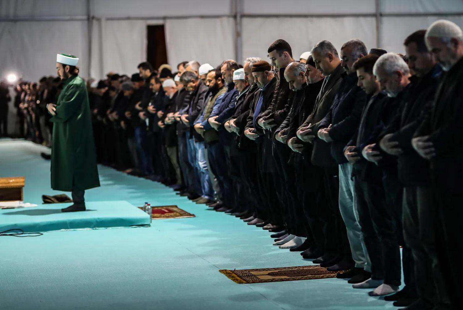 أداء صلاة التراويح في كهرمان ماراش التركية (إ.ب.أ)