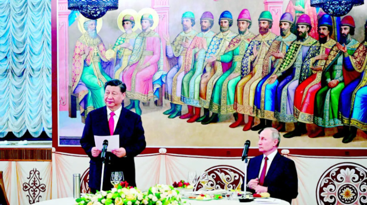 في إشارة إلى أن شي يريد تقدير بوتين وجّه إليه دعوة لزيارة بكين… وترى ليانا فيكس أن هذه الزيارة بالنسبة لموسكو «تعكس دعماً ضمنياً» حتى لو لم يكن دعماً استباقياً من الصين لمواصلة القتال في أوكرانيا (أ.ب)