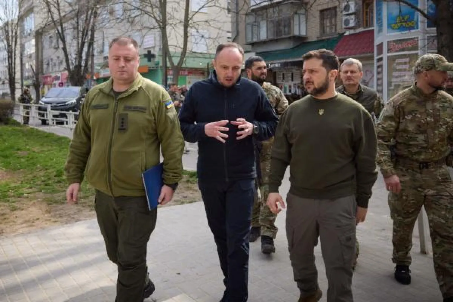 صورة نشرتها الرئاسة الأوكرانية اليوم للرئيس الأوكراني فولوديمير زيلينسكي في زيارة إلى منطقة خيرسون (أ.ف.ب)