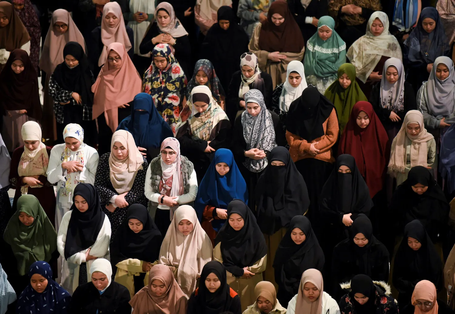 نساء يقمن بأداء صلاة التراويح في المسجد الأزهر بالقاهرة (رويترز)