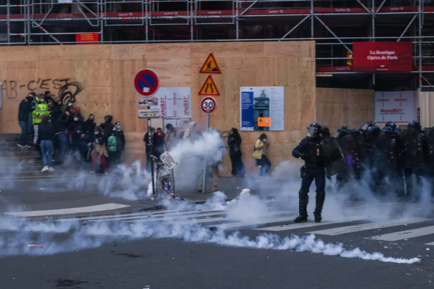 شرطة مكافحة الشغب الفرنسية خلال الاشتباكات مع المتظاهرين في باريس (إ.ب.أ)