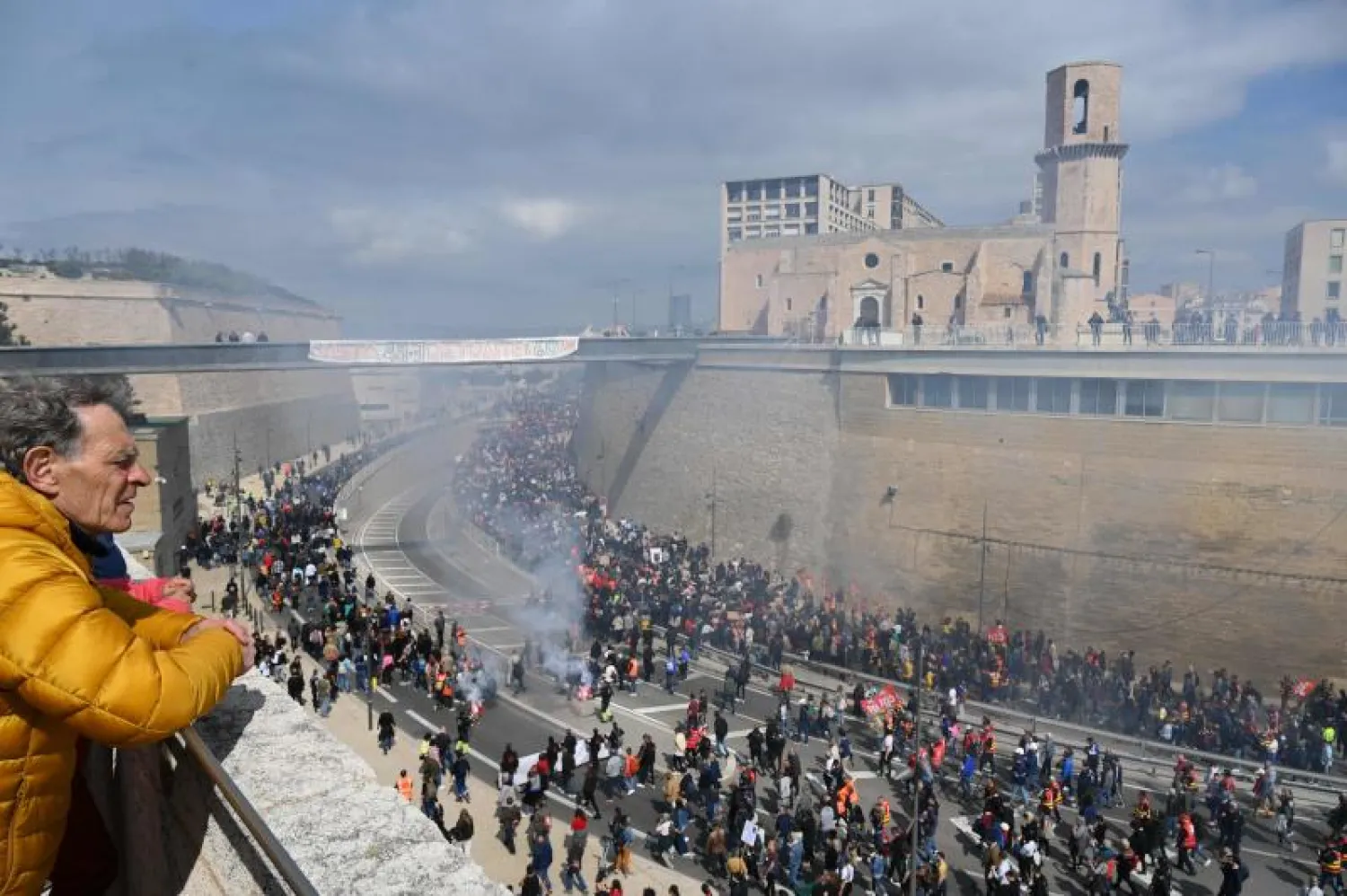 جانب من المظاهرات في مدينة مرسيليا الفرنسية اليوم (أ.ف.ب)