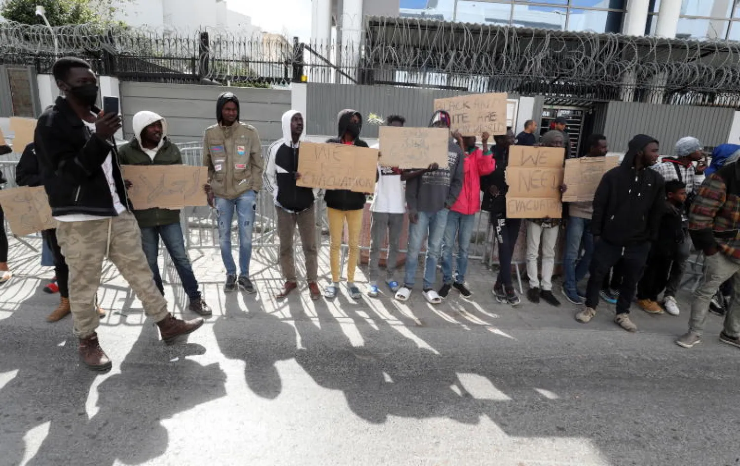 مهاجرون أفارقة يحتجون أمام مقر مفوضية اللاجئين للمطالبة بنقلهم إلى بلدانهم بعد تزايد الاعتداءات عليهم (إ.ب.أ)