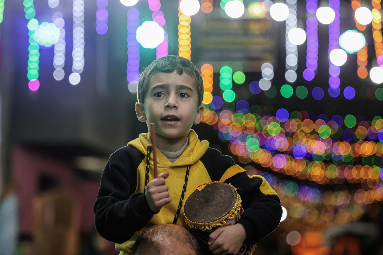 طفل يحمل الطبلة في فلسطين (أ.ف.ب)