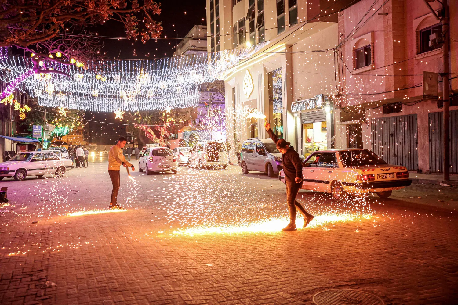 فلسطينيون يعدون الزينة في أحد شوارع خان يونس (أ.ف.ب)