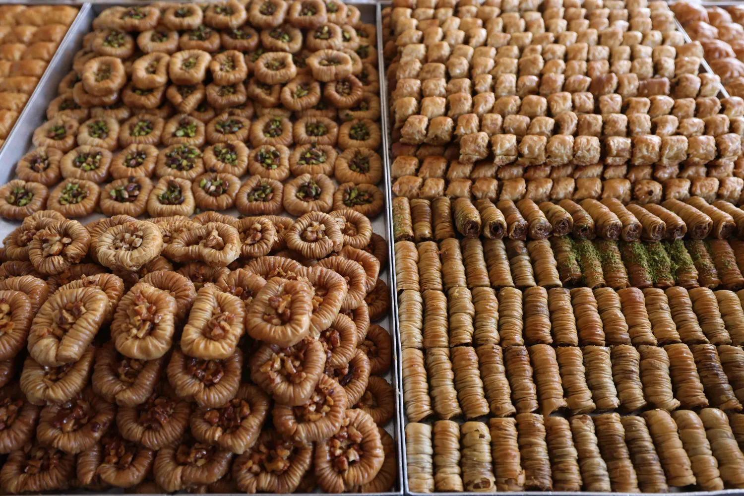 الحلوى الرمضانية في أحد المحال بالإمارات (أ.ف.ب)