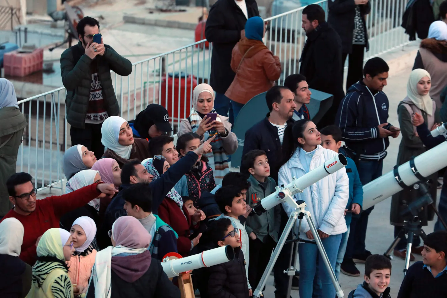 سوريون يجتمعون لمشاهدة هلال رمضان ضمن فاعلية نظمتها الجمعية الفلكية السورية في دمشق (أ.ف.ب)