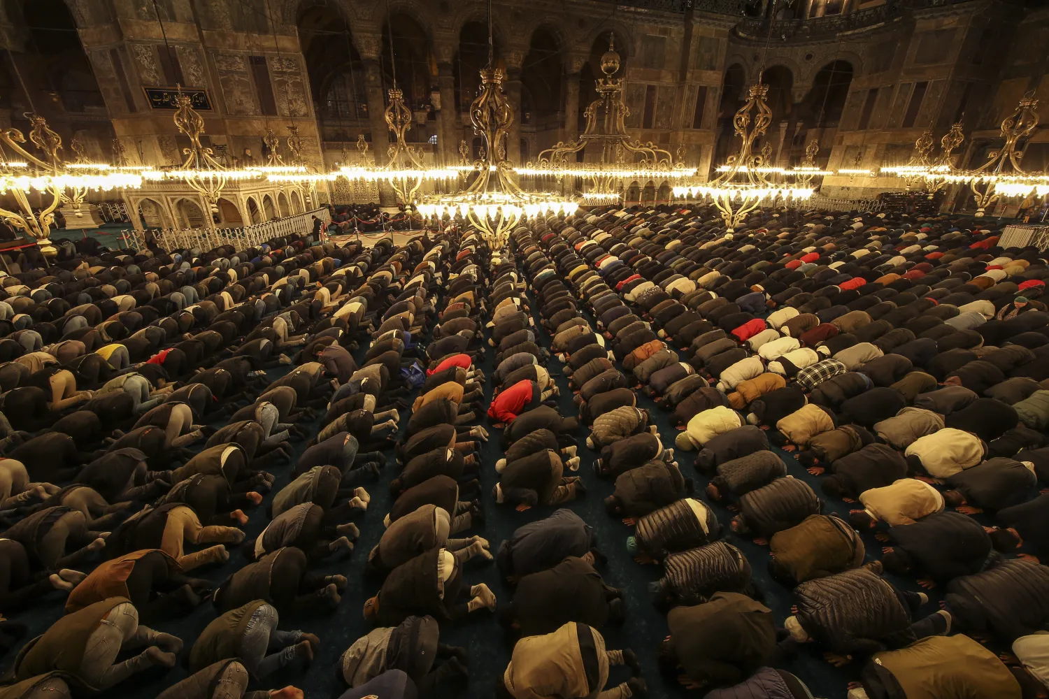 مسلمون خلال أداء صلاة التراويح في مسجد آيا صوفيا في تركيا (أ.ب)