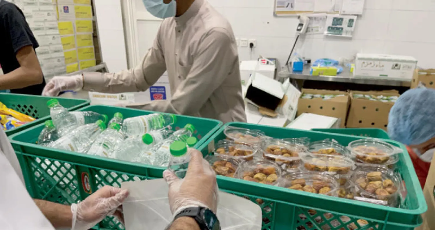 تحرص وكالة شؤون المسجد على الإجراءات الصحية للعاملين في مصانع الإعاشة (الشرق الأوسط)