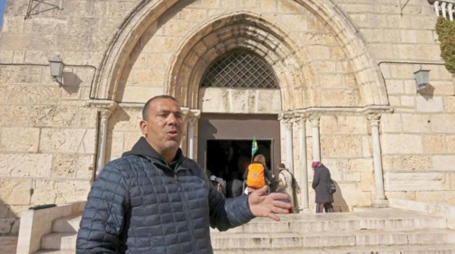 Bilal Abu Nab, Pazar günü İsraillilerin Kudüs'teki Kutsal Kabir Kilisesi'ne düzenlediği saldırının ardından konuşurken (AFP)