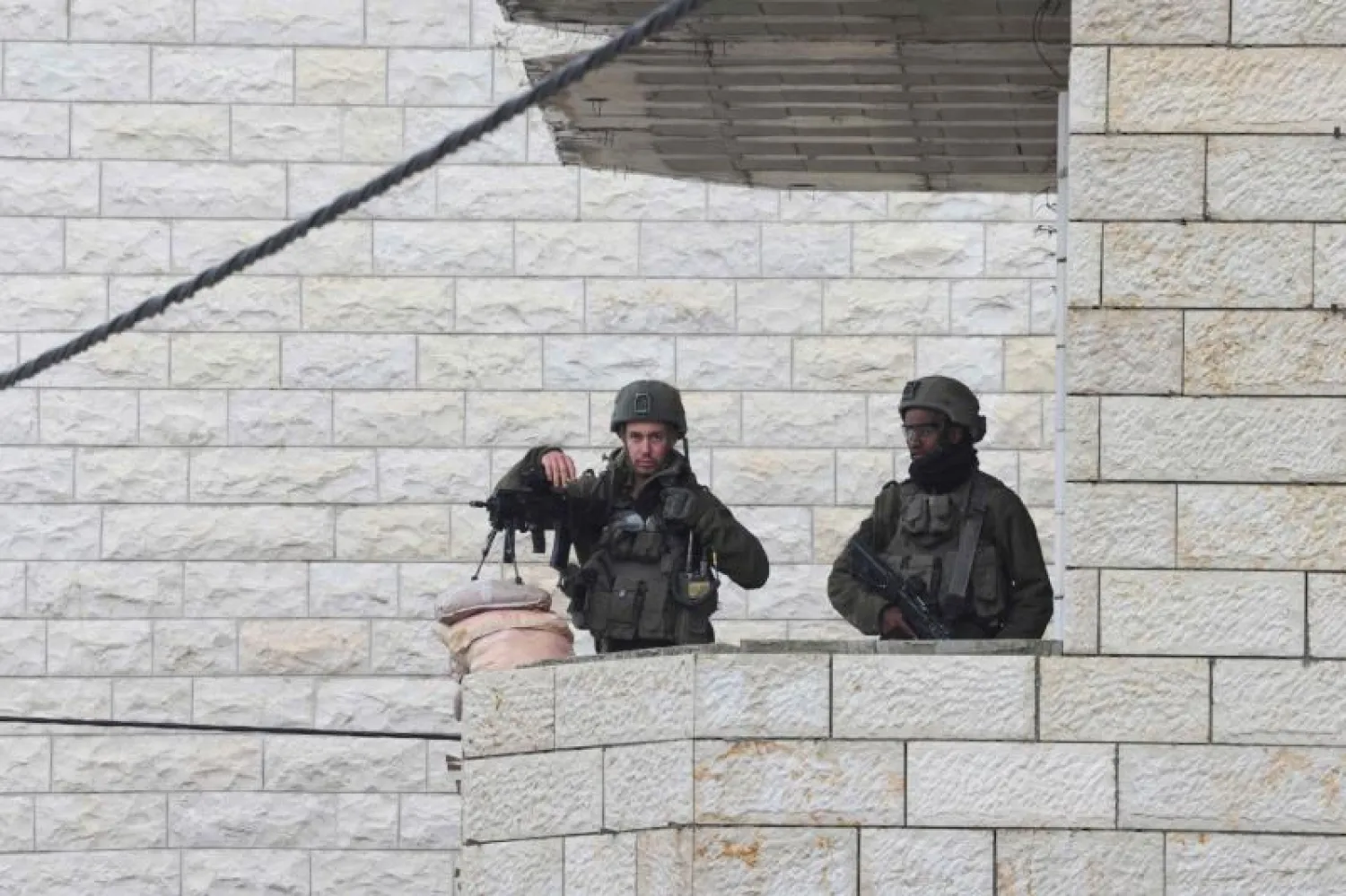 جنديان إسرائيليان في في بلدة حوارة (أ.ف.ب)