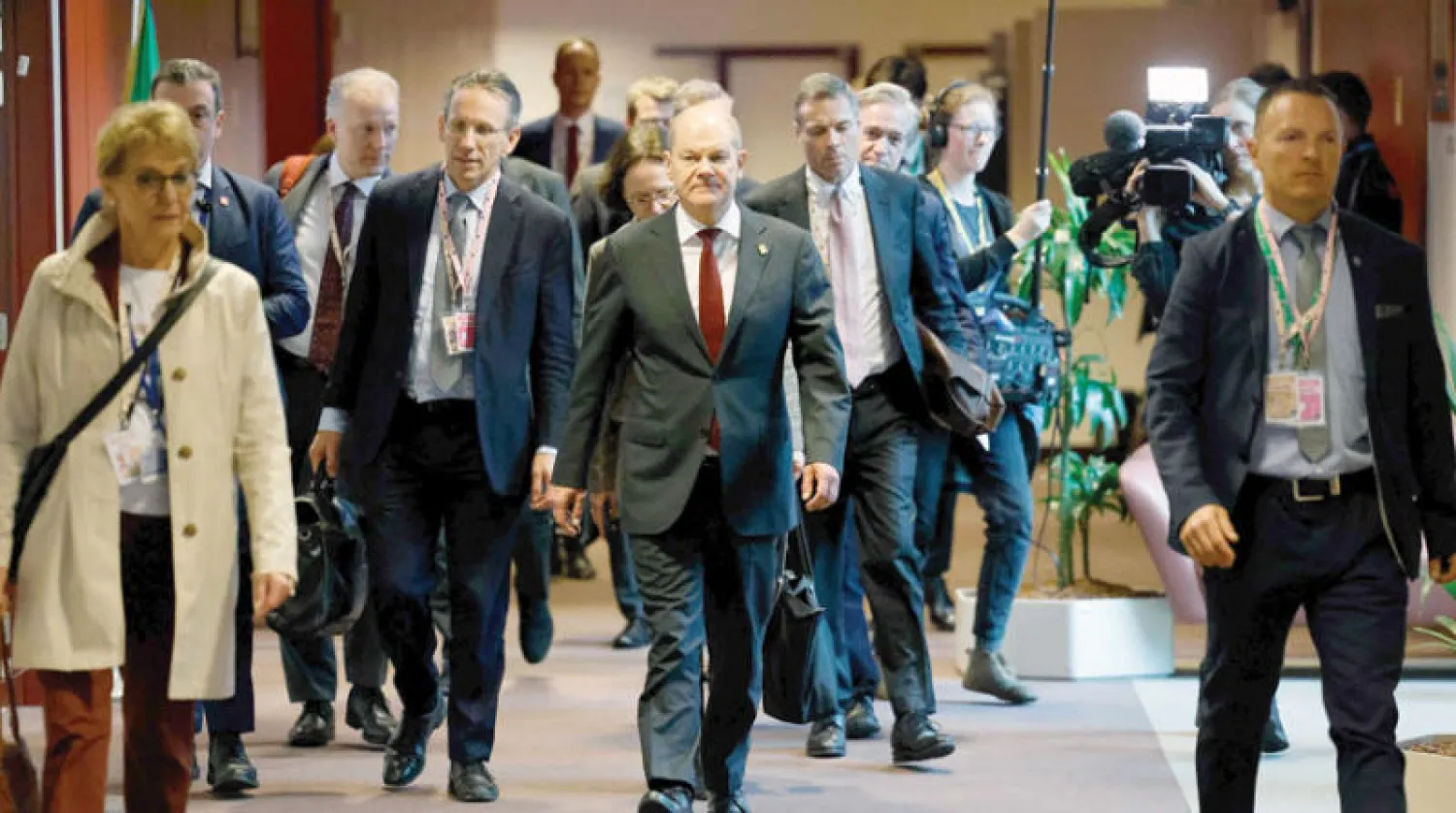 المستشار الألماني أولاف شولتس يغادر مقر القمة الأوروبية الجمعة (أ.ف.ب)