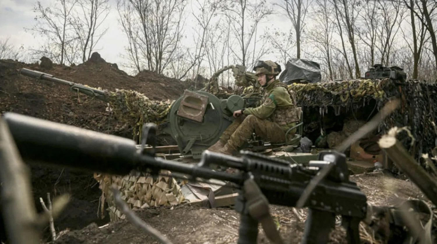 وحدة عسكرية أوكرانية على خط التماس في باخموت... وجاءت تأكيدات كييف بأن موسكو قللت هجماتها في المدينة متماشية مع تقديرات وزارة الدفاع البريطانية (أ.ف.ب)