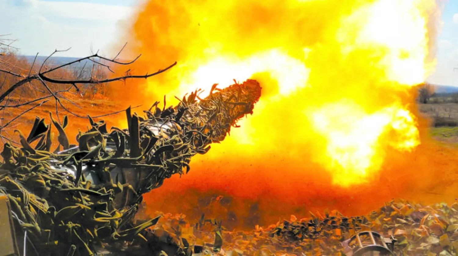 دبابة روسية تطلق قذيفة من الخطوط الأمامية في باخموت أمس (أ.ف.ب)