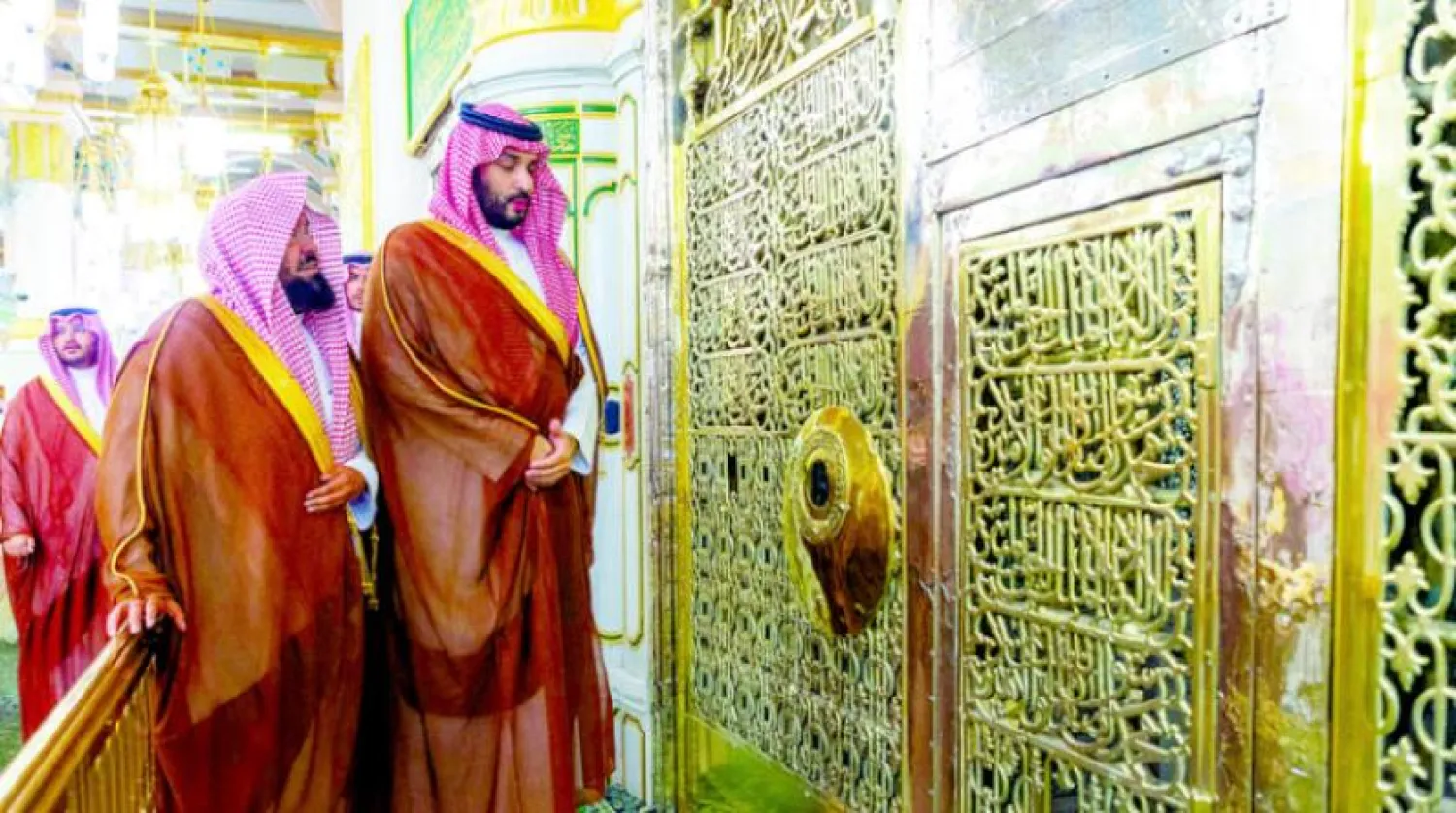 Suudi Arabistan Veliaht Prensi ve Başbakan Muhammed bin Selman Hz. Muhammed’in ve ashabın kabrini ziyaret ederken (SPA)