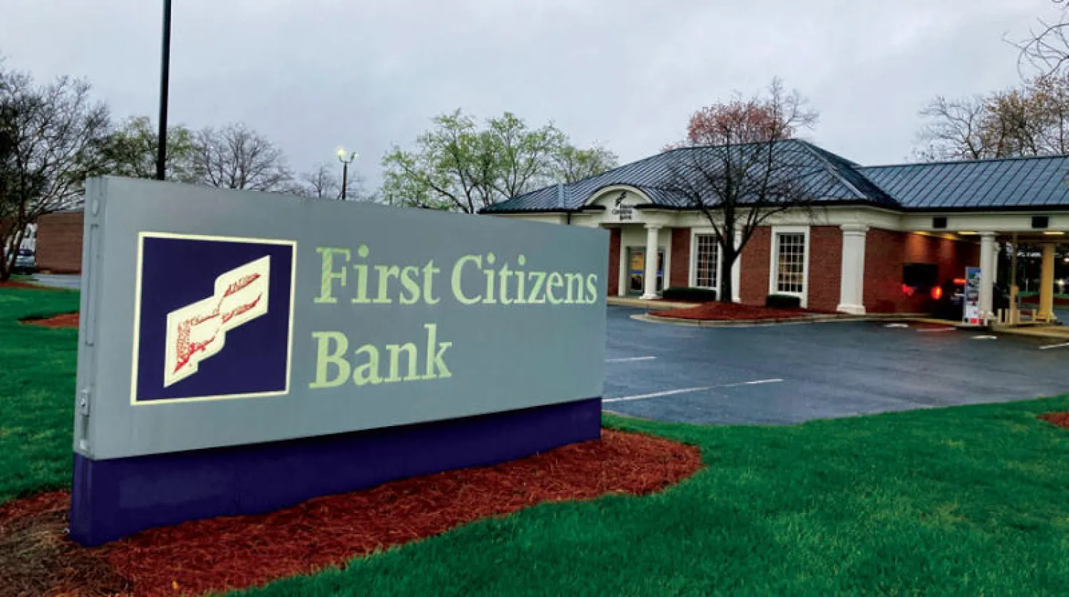 شعار بنك «فيرست سيتيزنز» على لوحة إسمنتية في ولاية نورث كارولينا الأميركية (أ.ب)