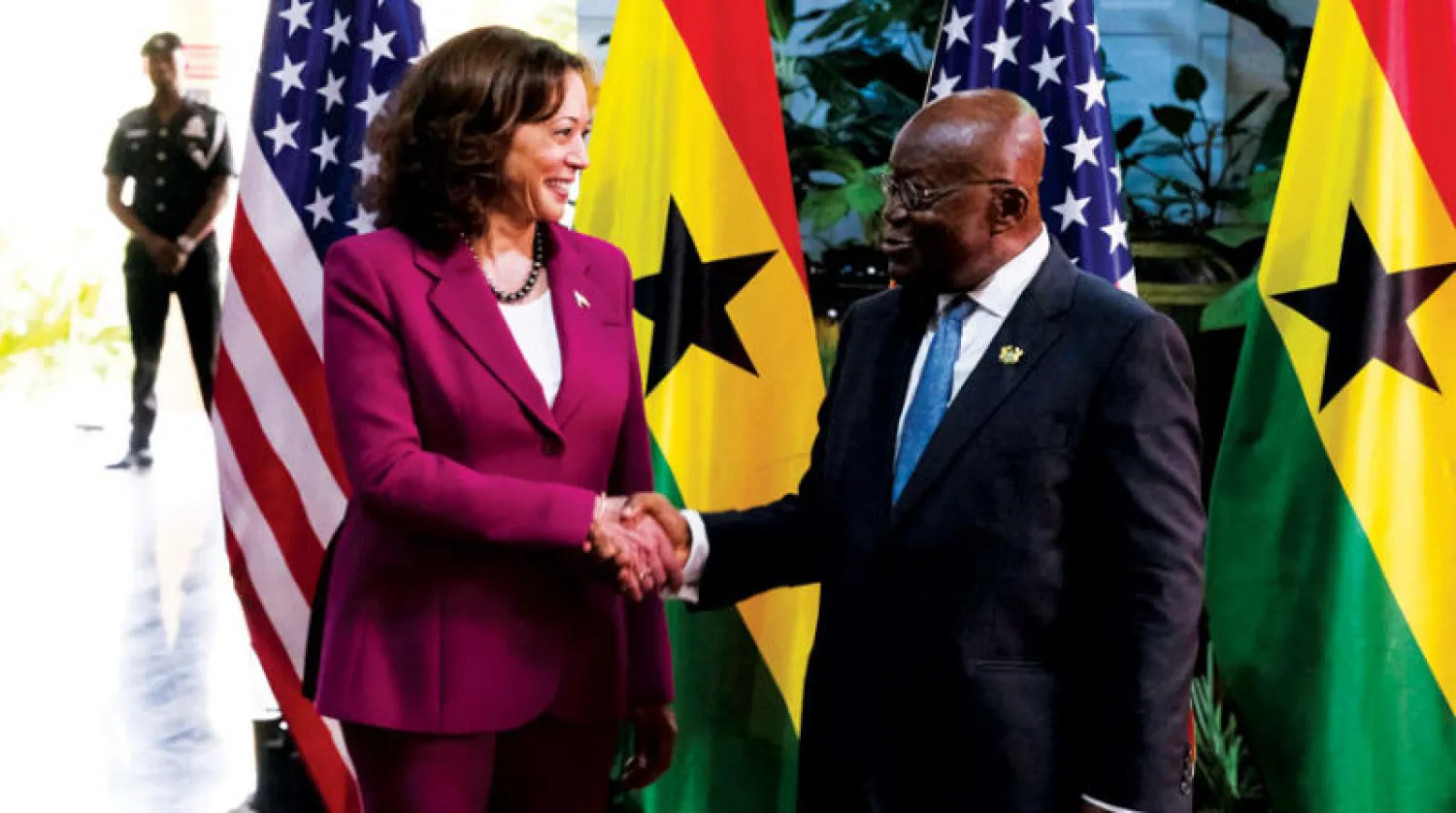 مصافحة بين الرئيس الغاني نانا أكوفو-أدو ونائبة الرئيس كامالا هاريس في أكرا أمس (رويترز)