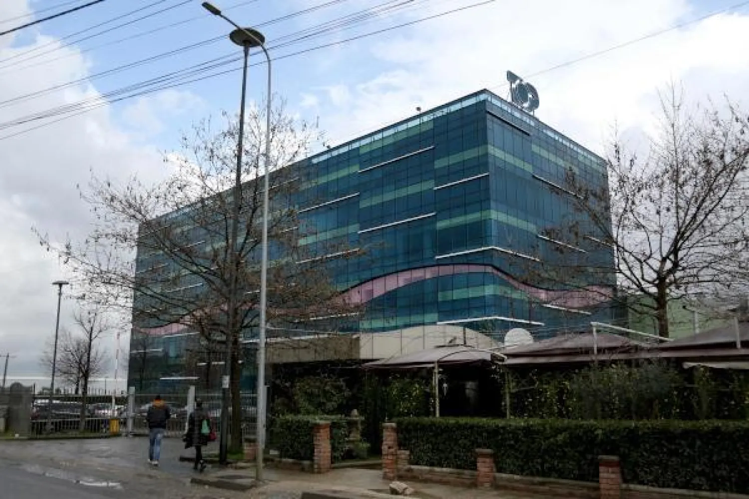 مبنى التلفزيون المستهدف في تيرانا (أ.ف.ب)