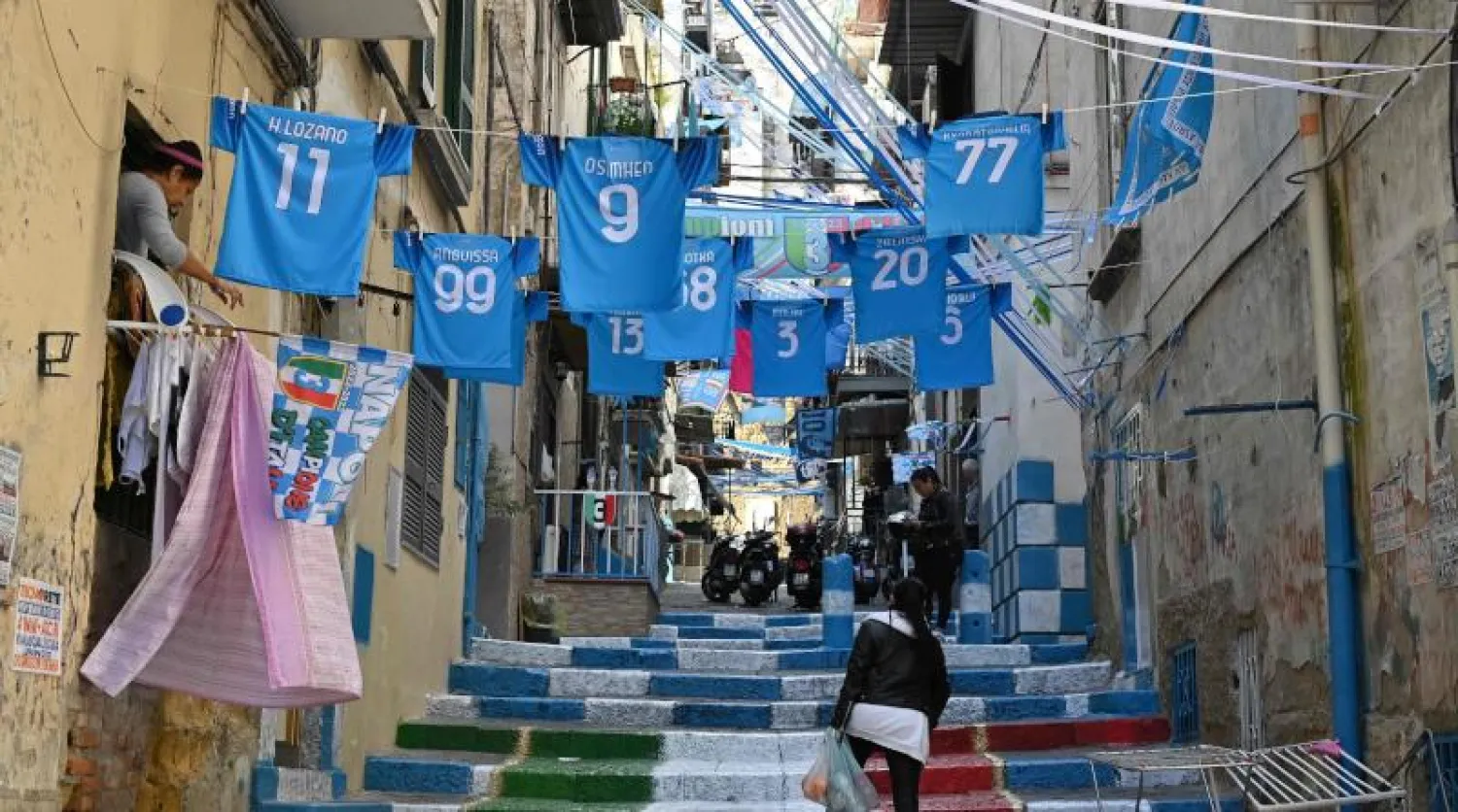 أزقة نابولي امتلأت بقمصان وجداريات تمثل نجوم الفريق يتقدمهم الراحل مارادونا (أ.ف.ب)