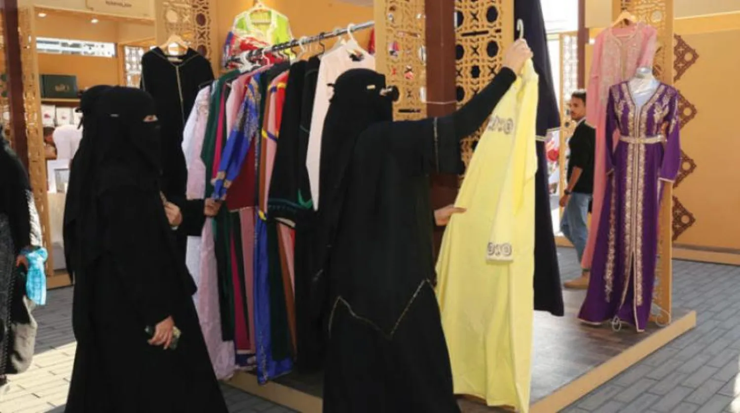  Female shoppers seek to buy jellabiyas during Ramadan in historic Jeddah (Photo: Adnan Mahdali)